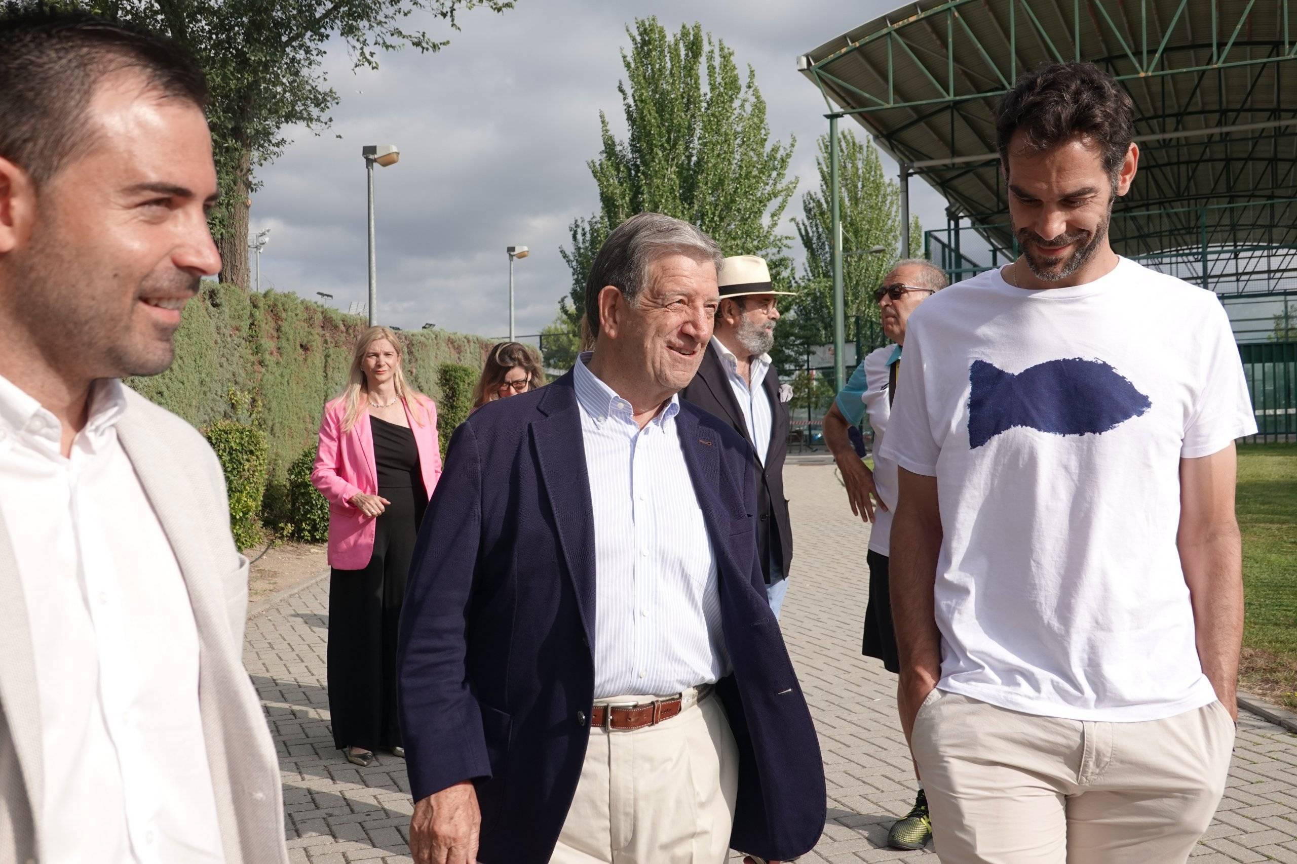 El alcalde, Luis Partida, el concejal de Deporte, Ignacio González y el exjugador de baloncesto, José Manuel Calderón.