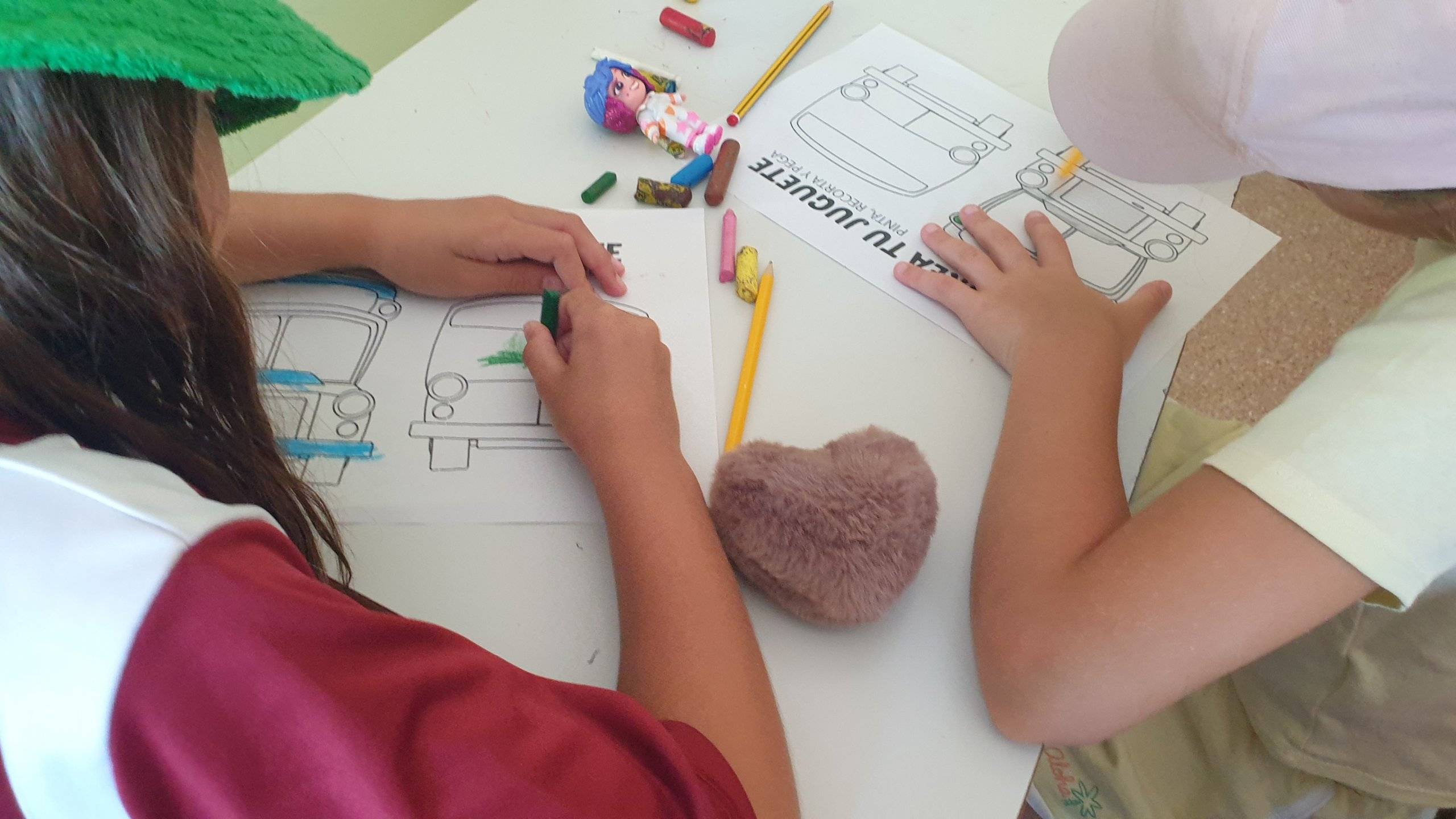 Dos niños participantes en el Minicampus dibujando.