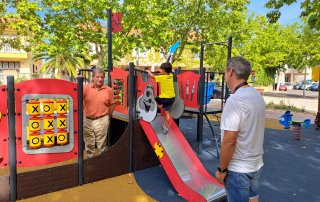 Alcalde conversando con un vecino en el parque de la Pza. de Colón.