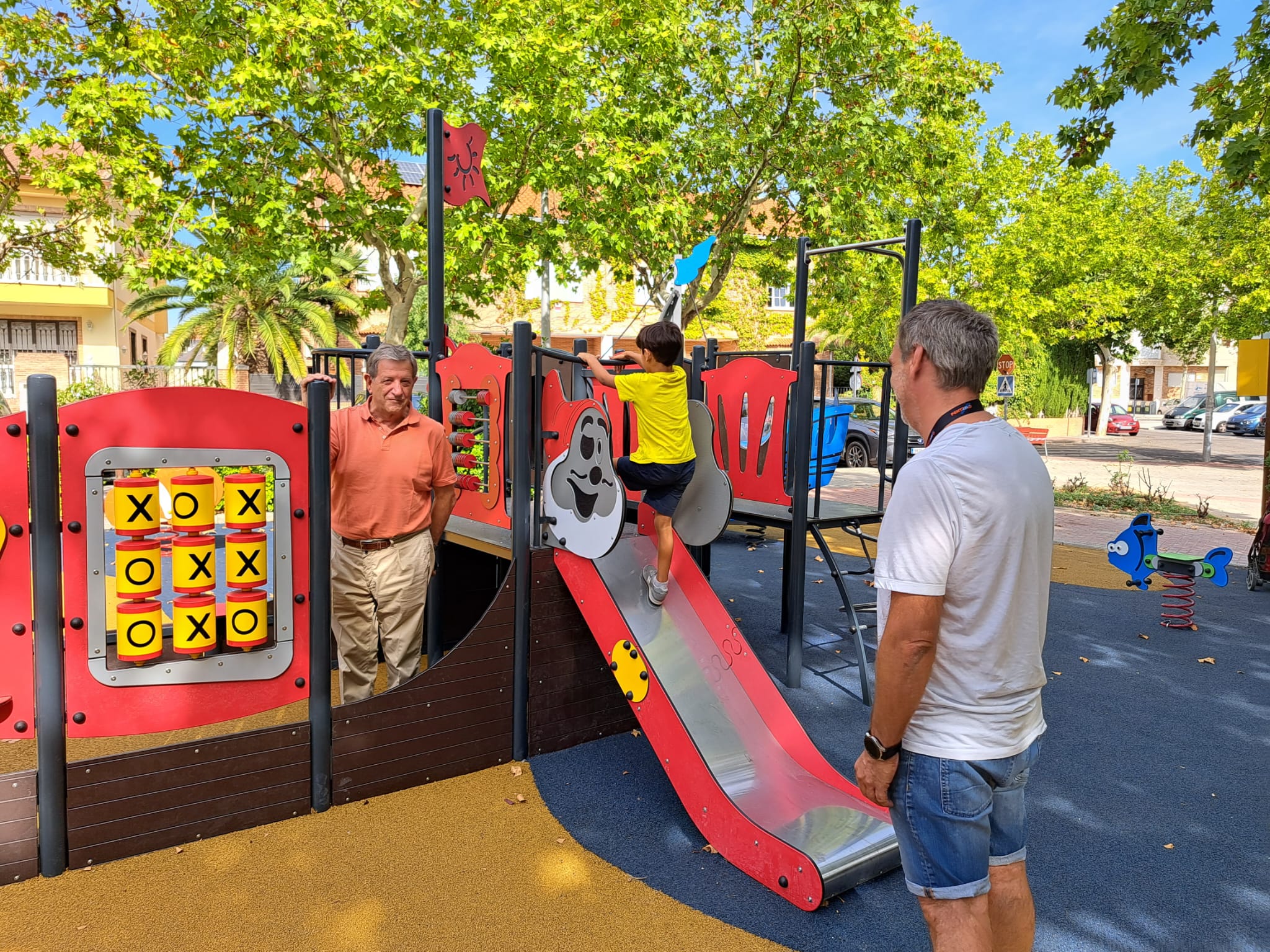 Alcalde conversando con un vecino en el parque de la Pza. de Colón.