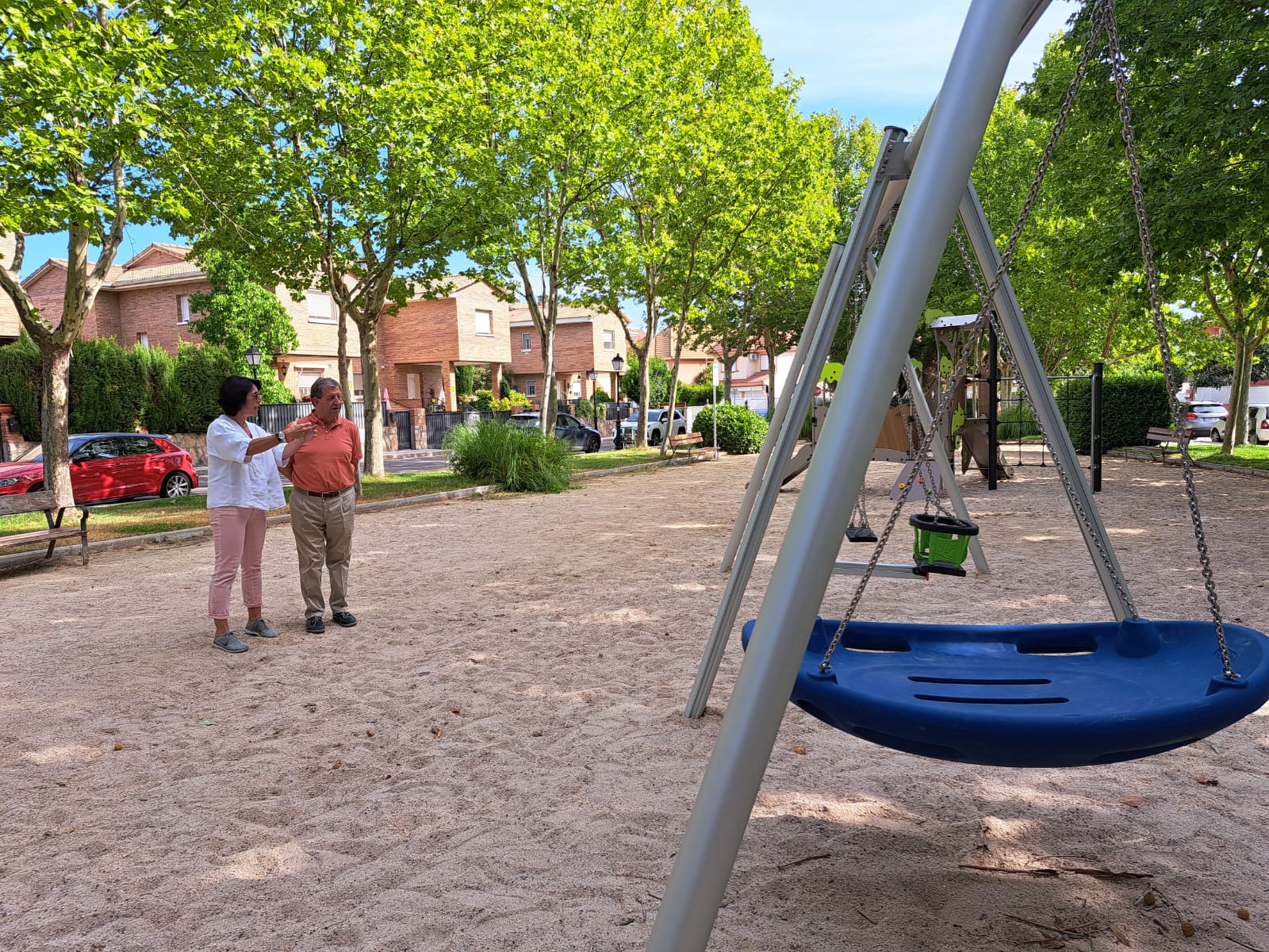 Alcalde y técnica municipal en un parque