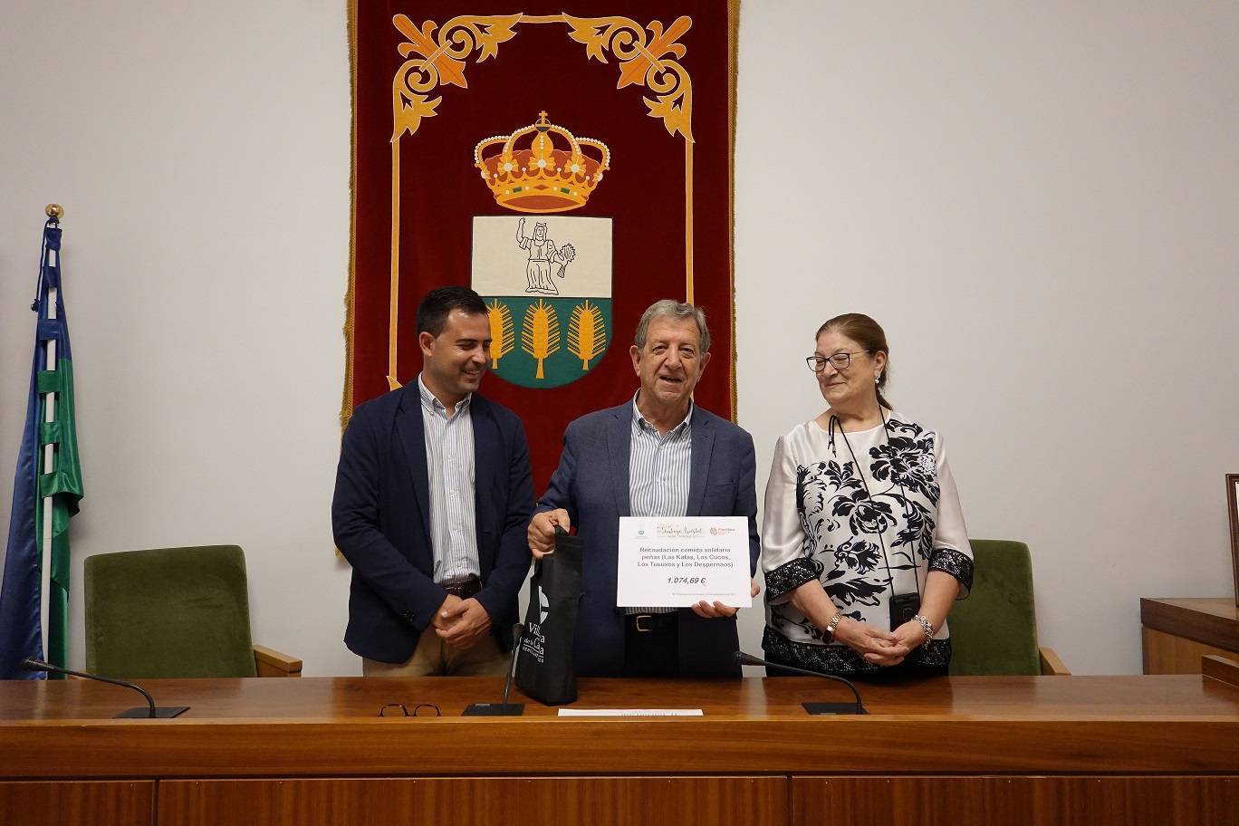 El alcalde, junto a la coordinadora de Cáritas y concejal de festejos.