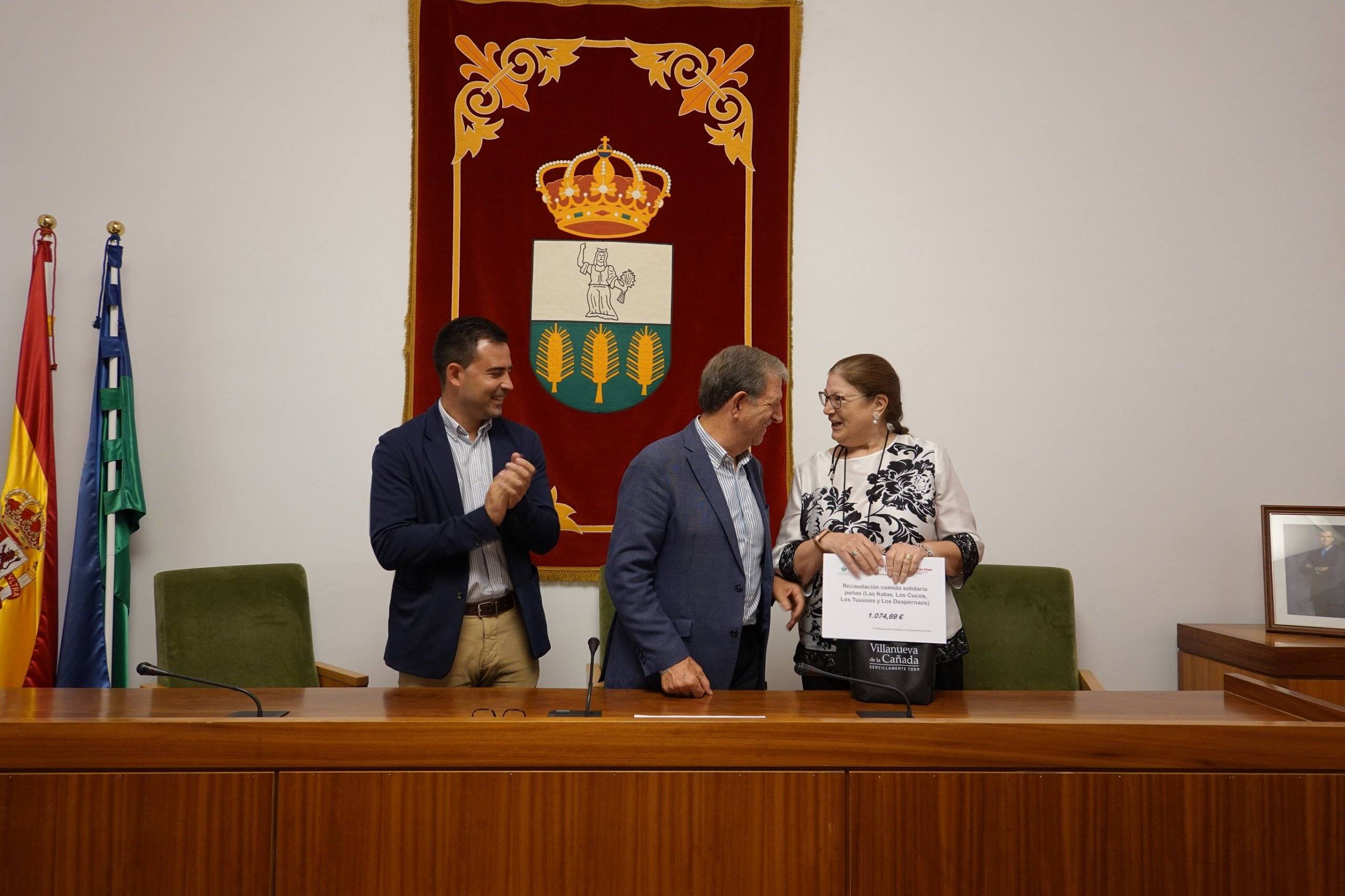 El alcalde, junto a la coordinadora de Cáritas y concejal de festejos.