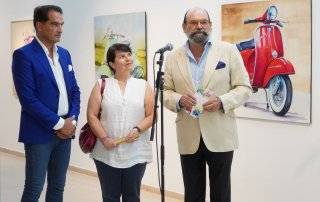 El concejal de Cultura, Jesús Fernando Agudo Sánchez, el pintor Raúl Suárez Mesa, y la coordinadora de voluntarios de la Red Itiner, Carolina Barreira López.