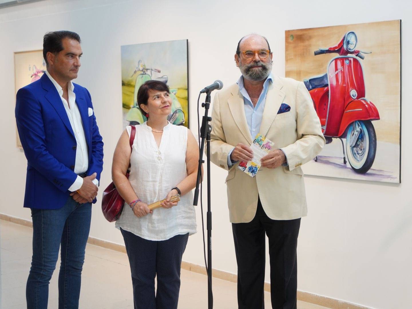 El concejal de Cultura, Jesús Fernando Agudo Sánchez, el pintor Raúl Suárez Mesa, y la coordinadora de voluntarios de la Red Itiner, Carolina Barreira López.
