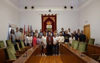 Foto de familia en el Salón de Plenos.