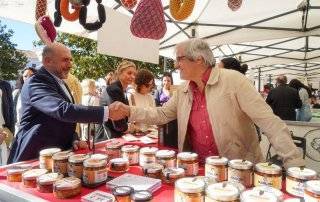 El concejal de Desarrollo Local, Francisco Álvaro, saludando a uno de los comerciantes de "La Despensa de Madrid".