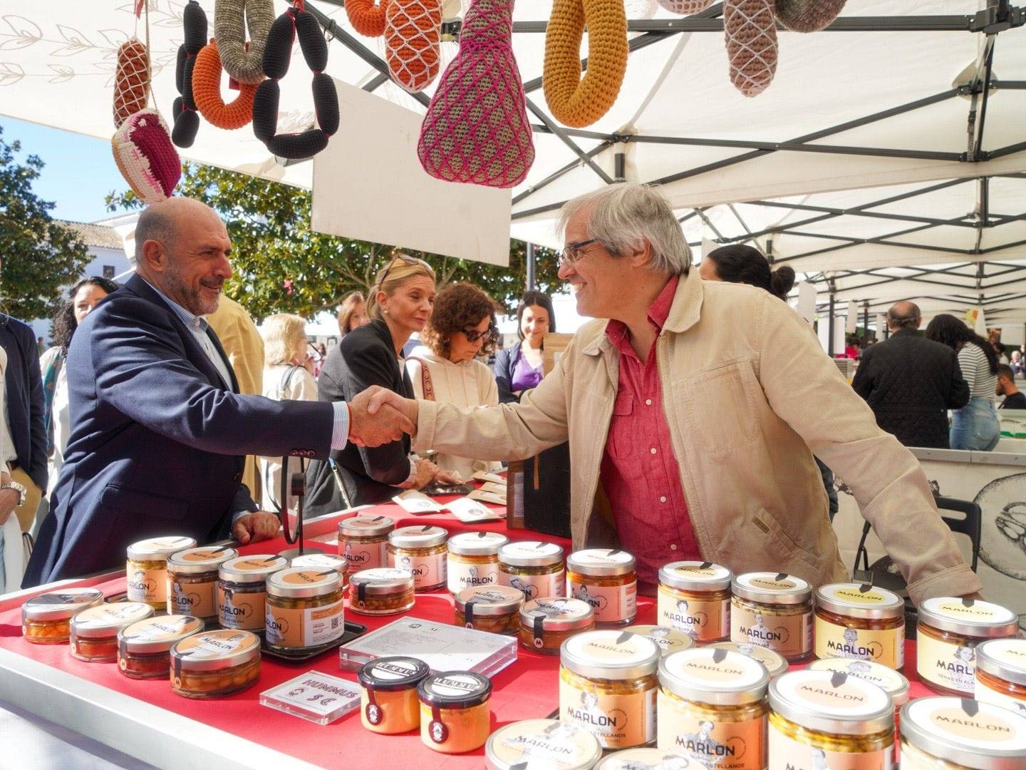 El concejal de Desarrollo Local, Francisco Álvaro, saludando a uno de los comerciantes de "La Despensa de Madrid".