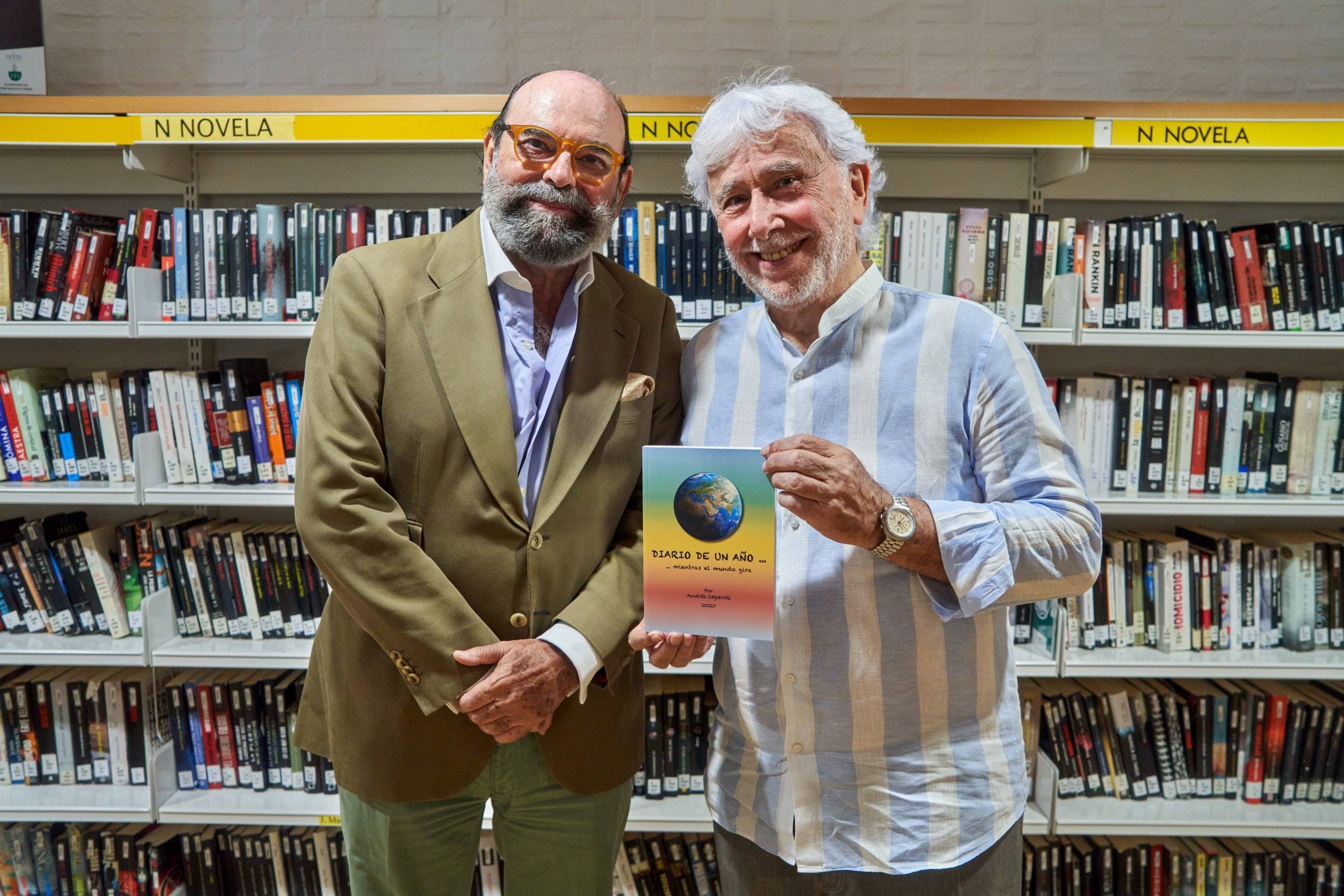 Imagen del escritor, Andrés Caparrós, junto al concejal de Cultura, Jesús Fernando Agudo.
