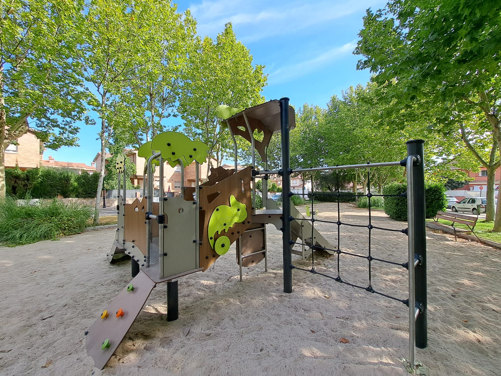 Juegos del parque infantil de calles G.A. Bécquer y Federico García Lorca.