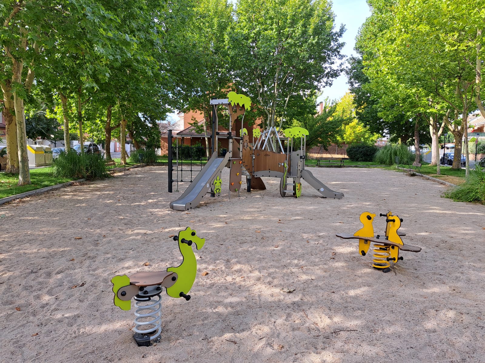 Juegos del parque infantil de calles Gustavo A. Bécquer y Federico García Lorca.