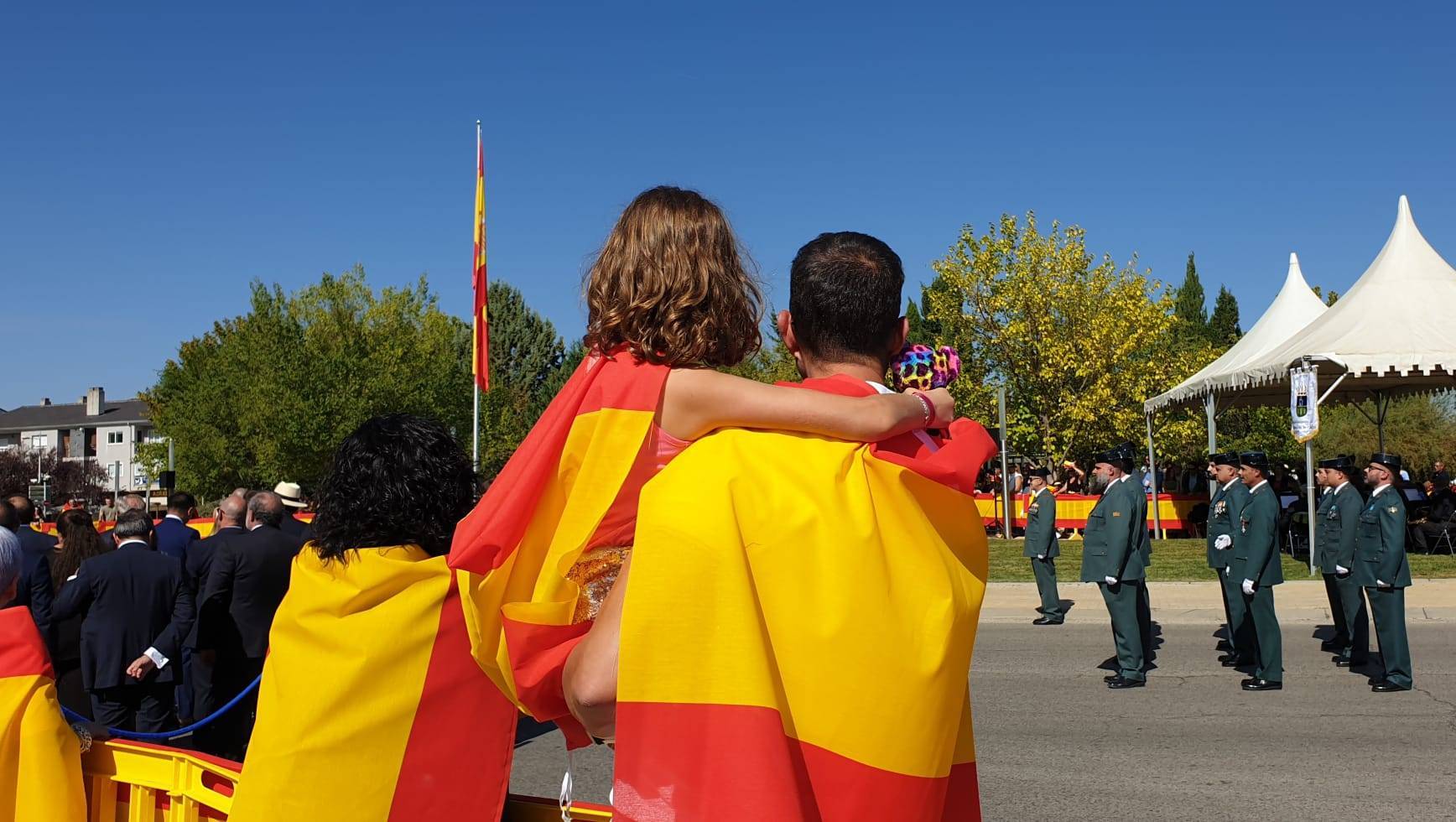 Público asistente con la bandera de España y mirando a la Guardia Civil.