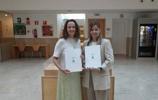 La concejala de Salud, Beatriz Peralta, junto a la presidenta de la AECM, Elena Moya.