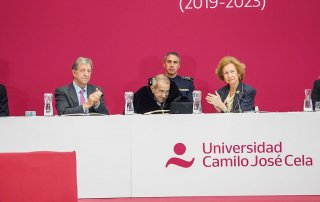 Imagen de Su Majestad, la Reina Doña Sofía y el alcalde, Luis Partida, junto con el rector honorífico, Emilio Lora Tamayo.