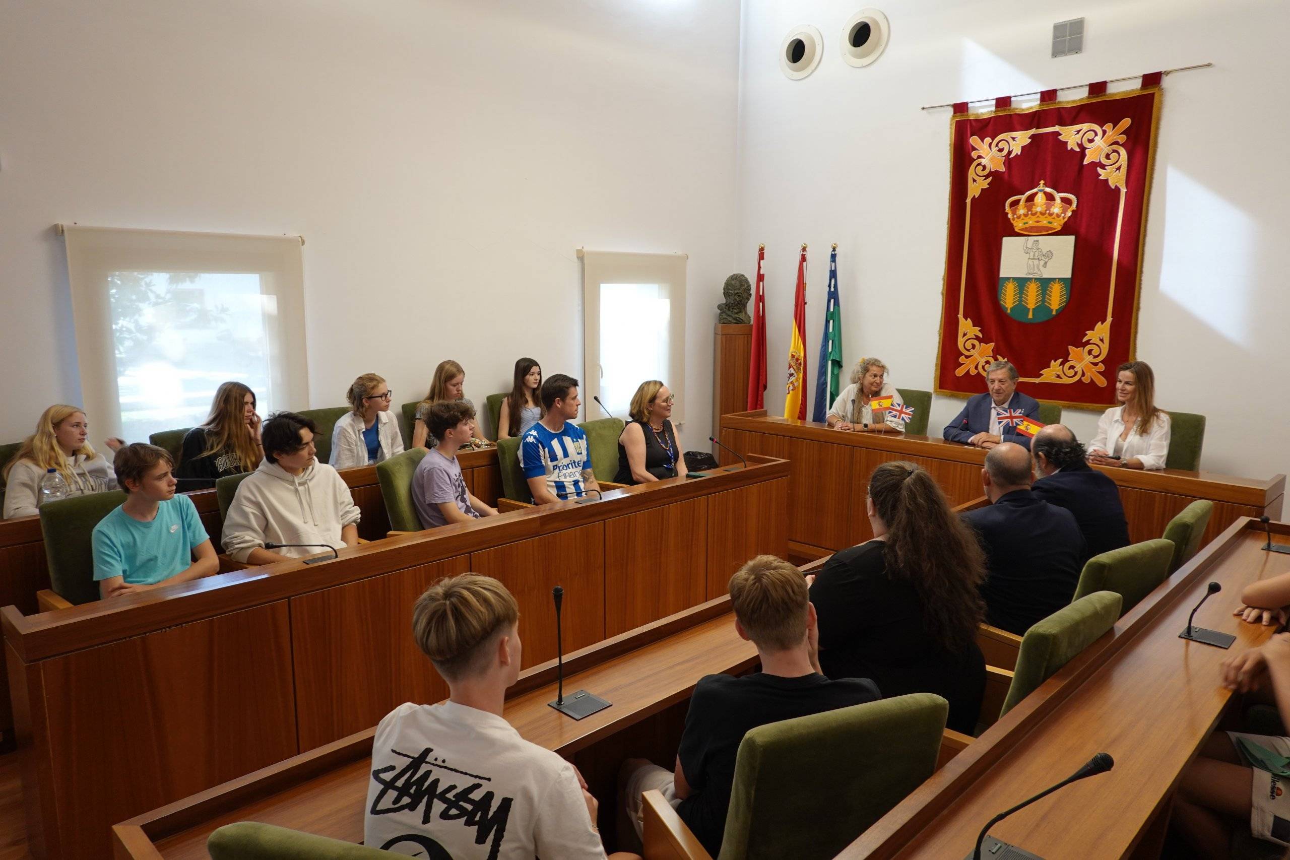 Autoridades y alumnos del centro educativo Queen Elizabeth’s Grammar School.