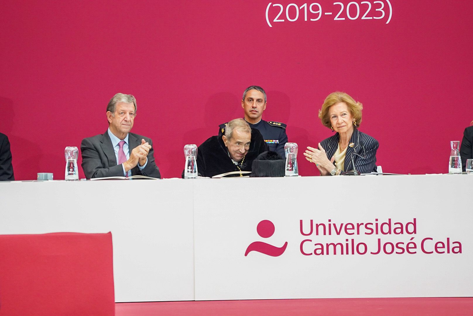 Imagen de Su Majestad, la Reina Doña Sofía y el alcalde, Luis Partida, junto con el rector honorífico, Emilio Lora Tamayo.