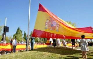 Izado de la Bandera de España.