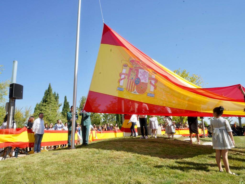 Izado de la Bandera de España.