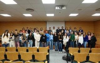 Foto de familia del acto de bienvenida a los jóvenes villanovenses becados en la UAX.