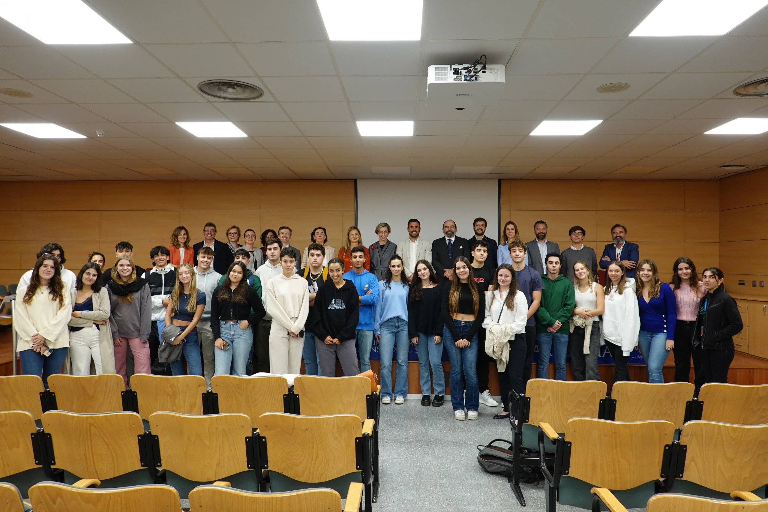 Foto de familia del acto de bienvenida a los jóvenes villanovenses becados en la UAX.