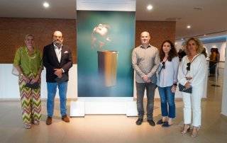 Concejales asistentes a la inauguración con uno de los artistas.