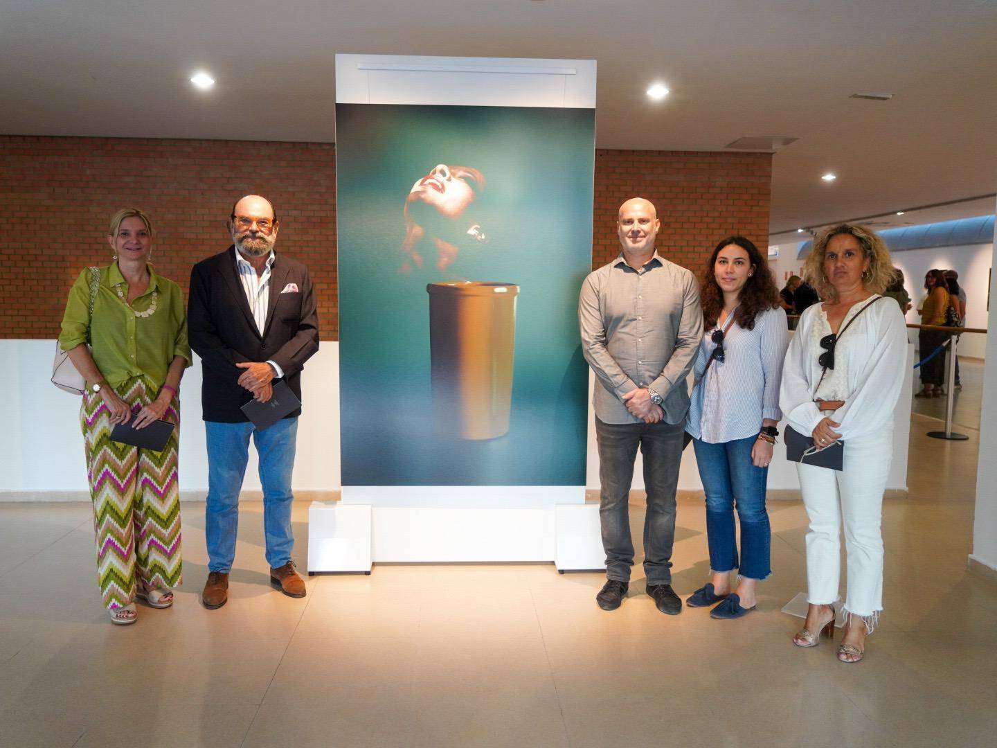 Concejales asistentes a la inauguración con uno de los artistas.