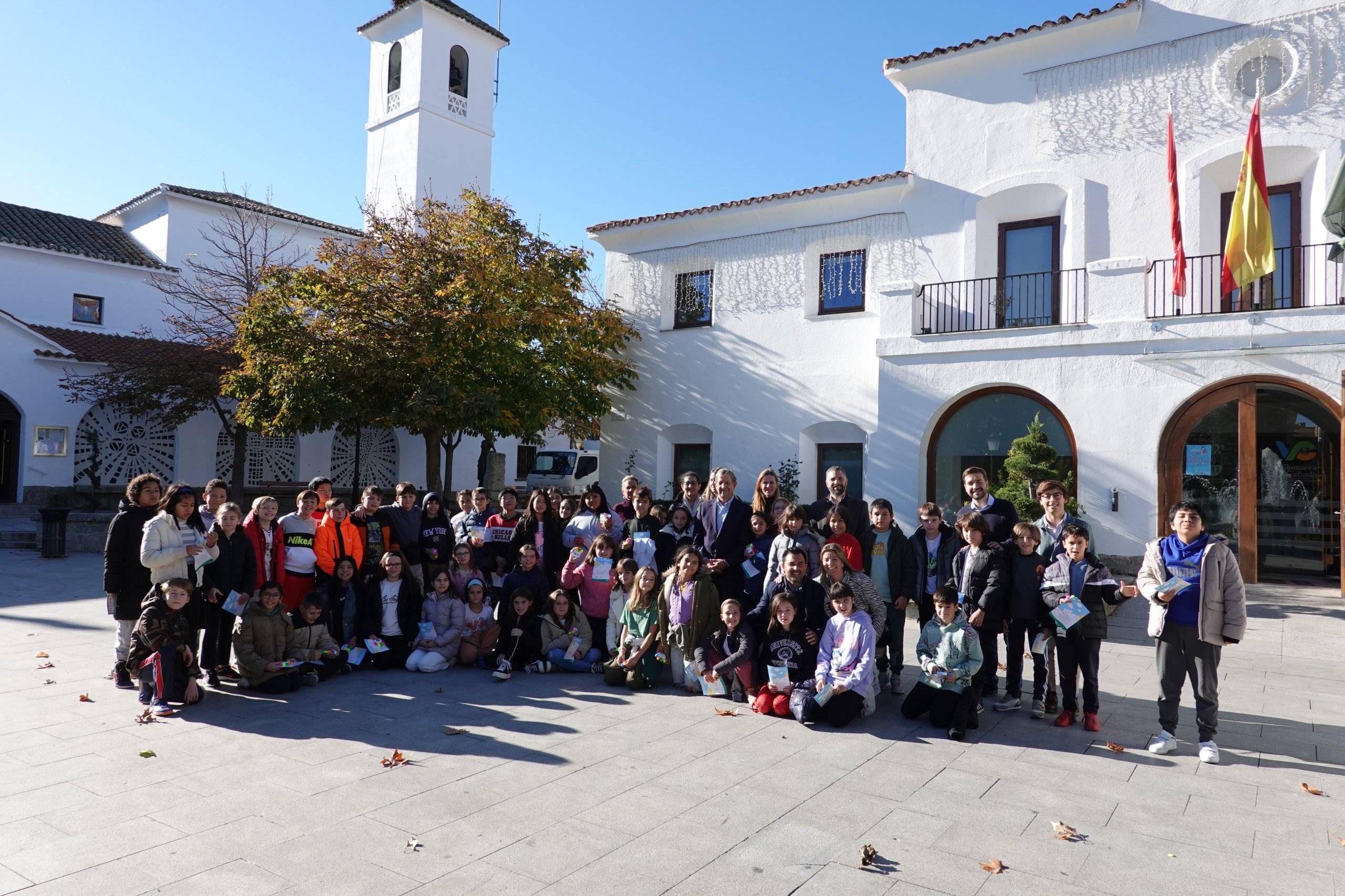 Foto de familia de la visita de los alumnos del colegio Santiago Apóstol.