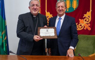 El alcalde, Luis Partida, junto a monseñor Ginés Ramón García Beltrán.