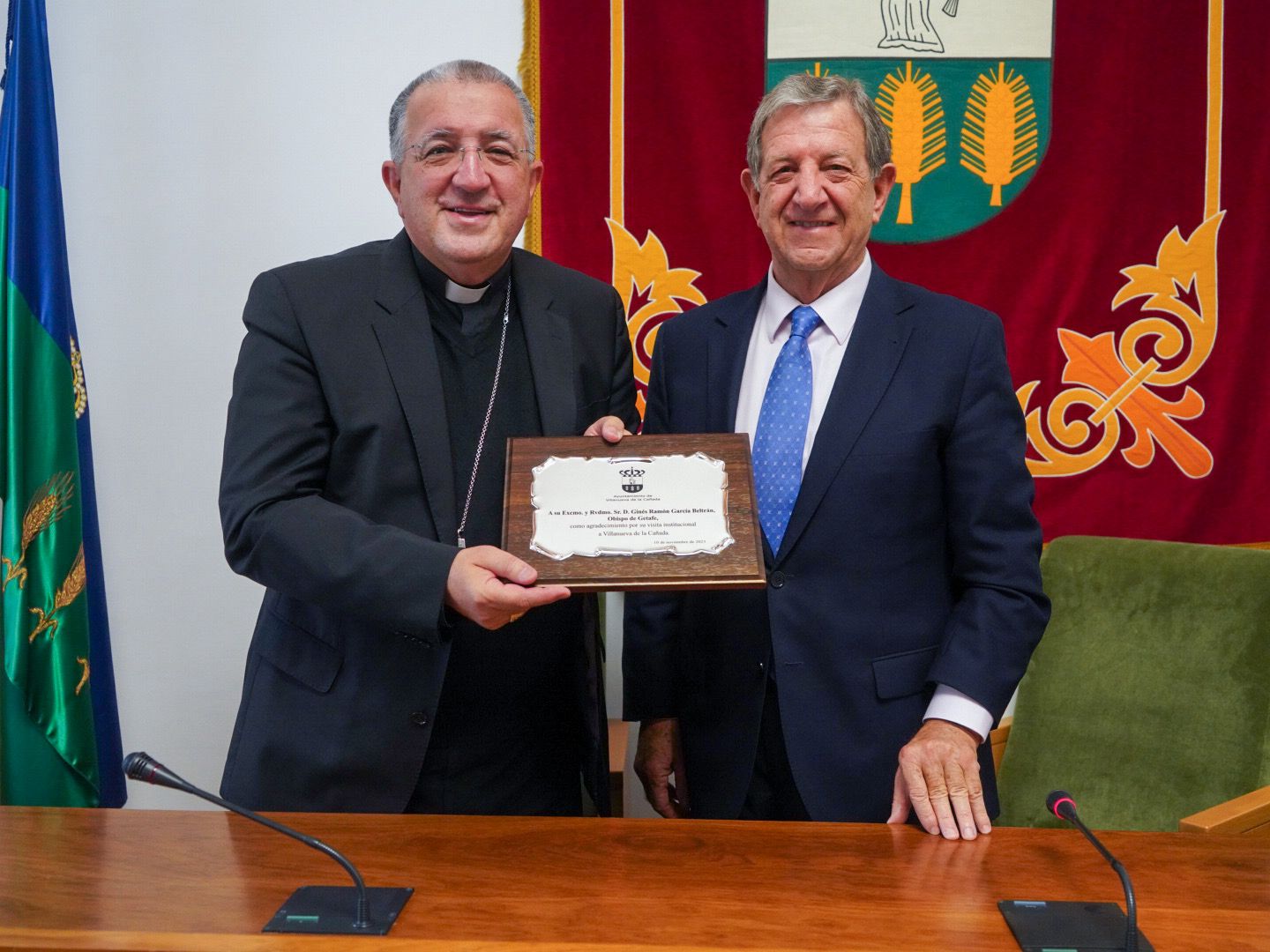 El alcalde, Luis Partida, junto a monseñor Ginés Ramón García Beltrán.
