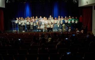 Foto de familia de la entrega de diplomas de la Escuela de Inglés.