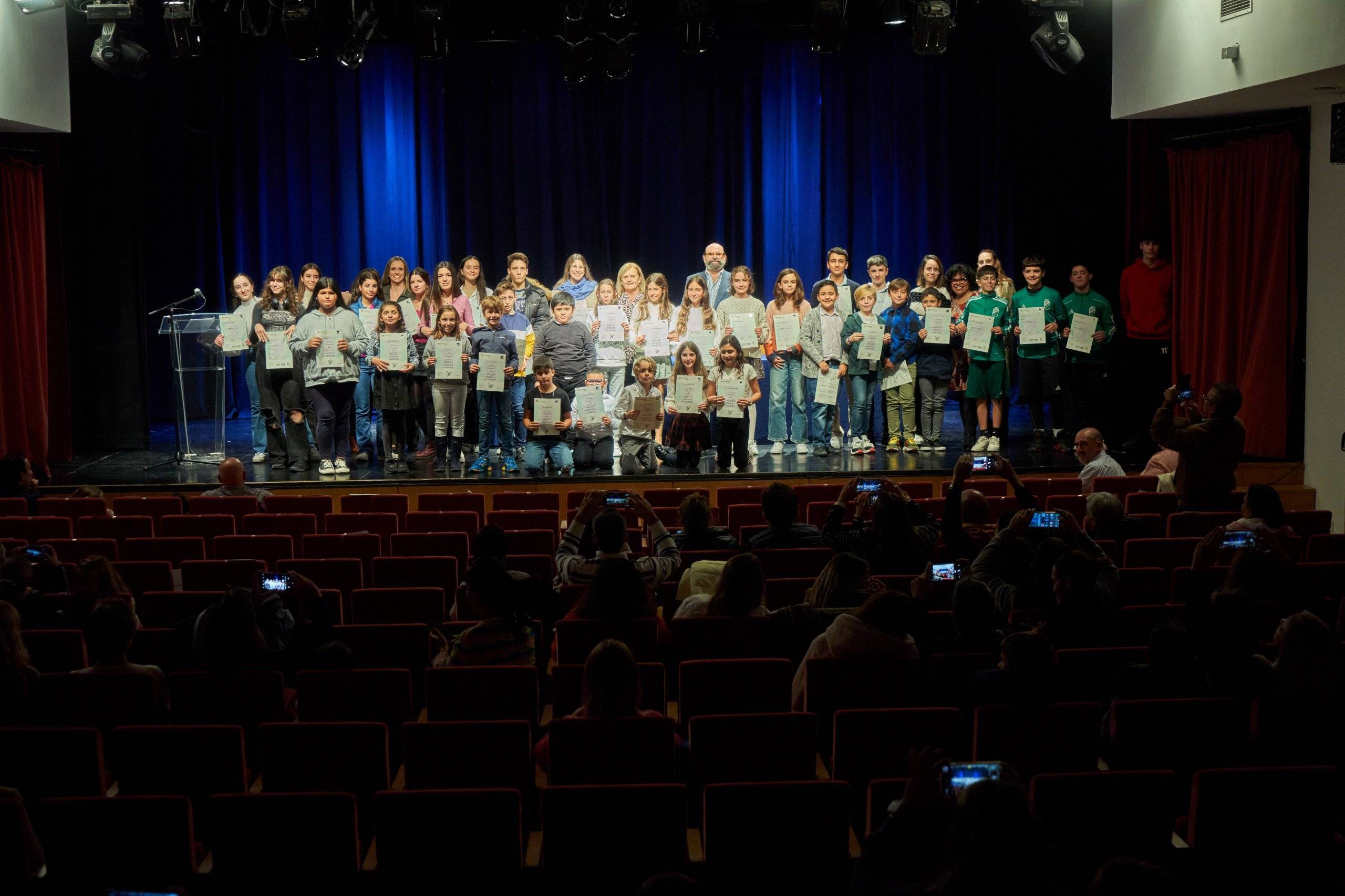 Foto de familia de la entrega de diplomas de la Escuela de Inglés.