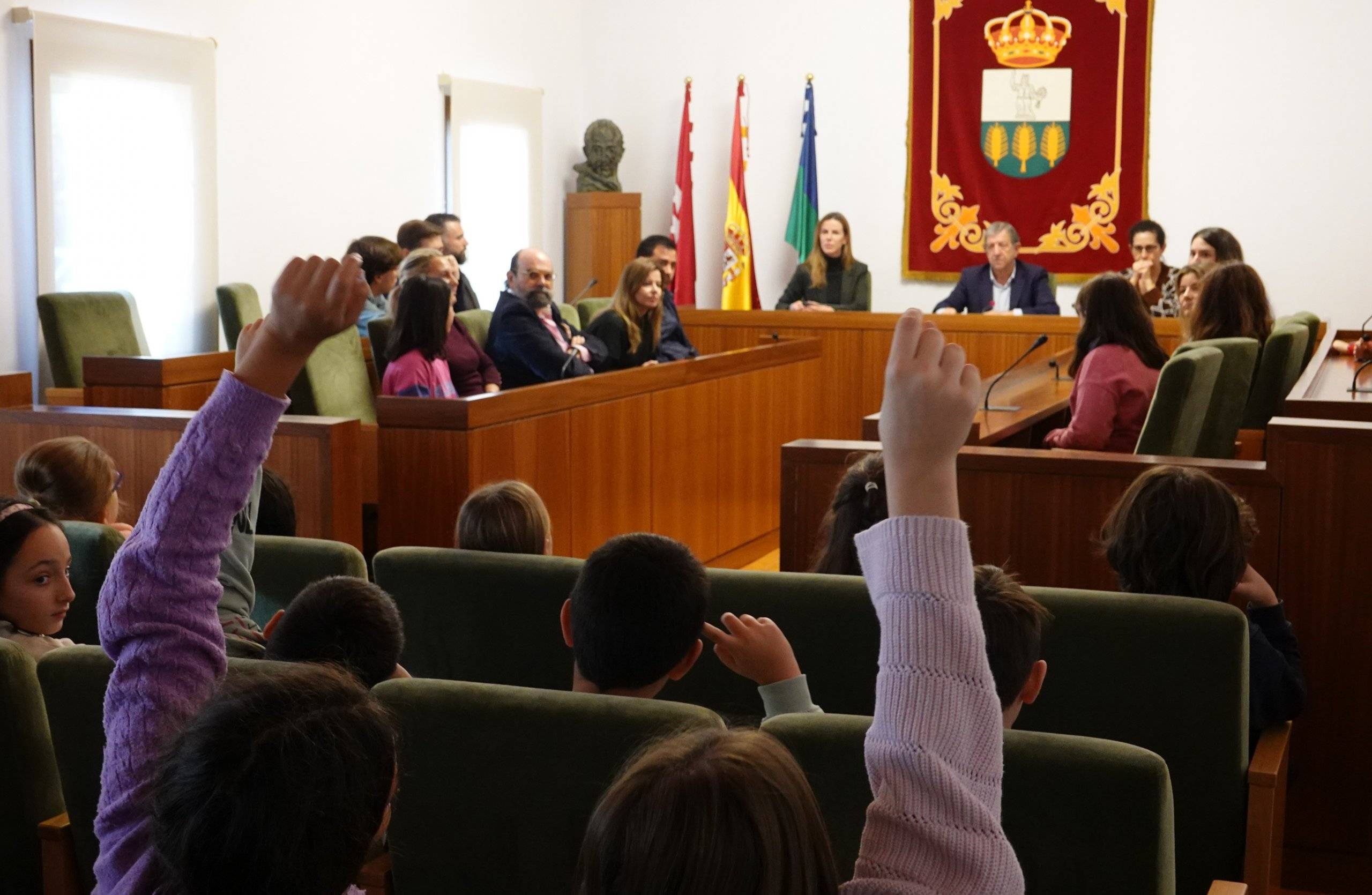 Imagen del Salón de Plenos durante la visita de los escolares.