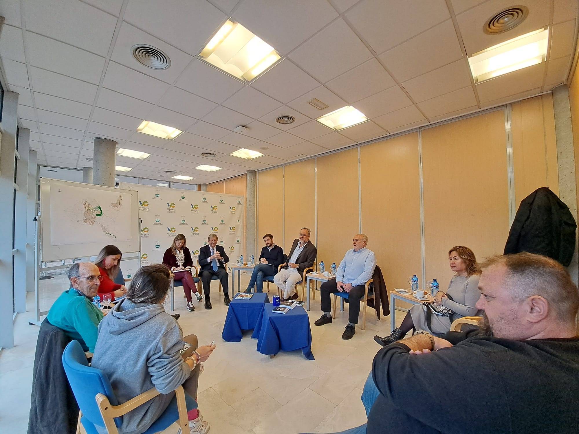 Participantes en el desayuno del alcalde con los vecinos