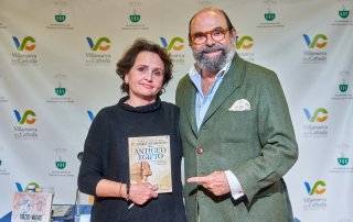 El concejal de Cultura, Jesús Fernando Agudo, junto a la autora y vecina Amparo Duñaiturria.