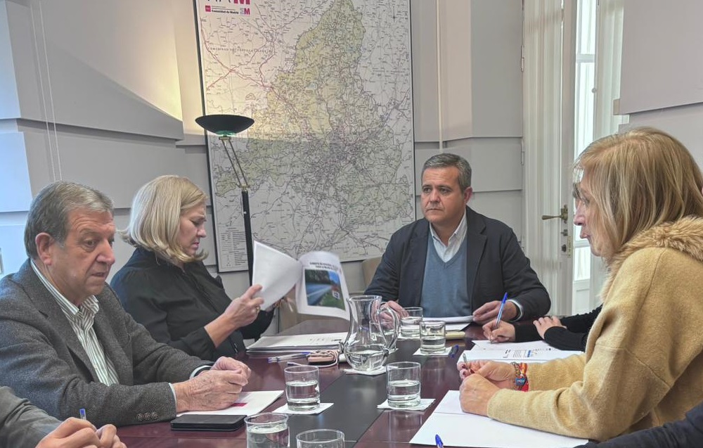 Imagen de la reunión mantenida esta mañana con el consejero de Vivienda, Transportes e infraestructuras, Jorge Rodrigo Domínguez.