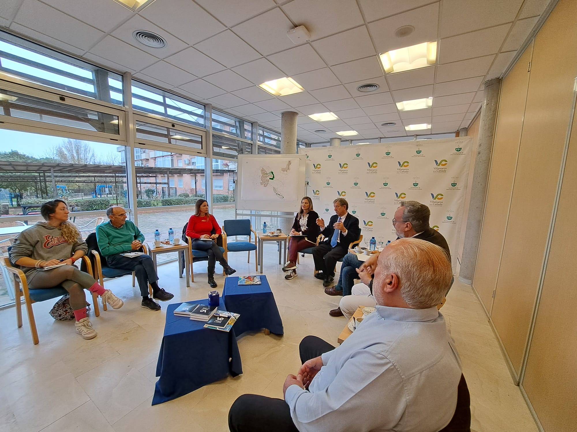 Grupo de participantes en el desayuno del alcalde con los vecinos