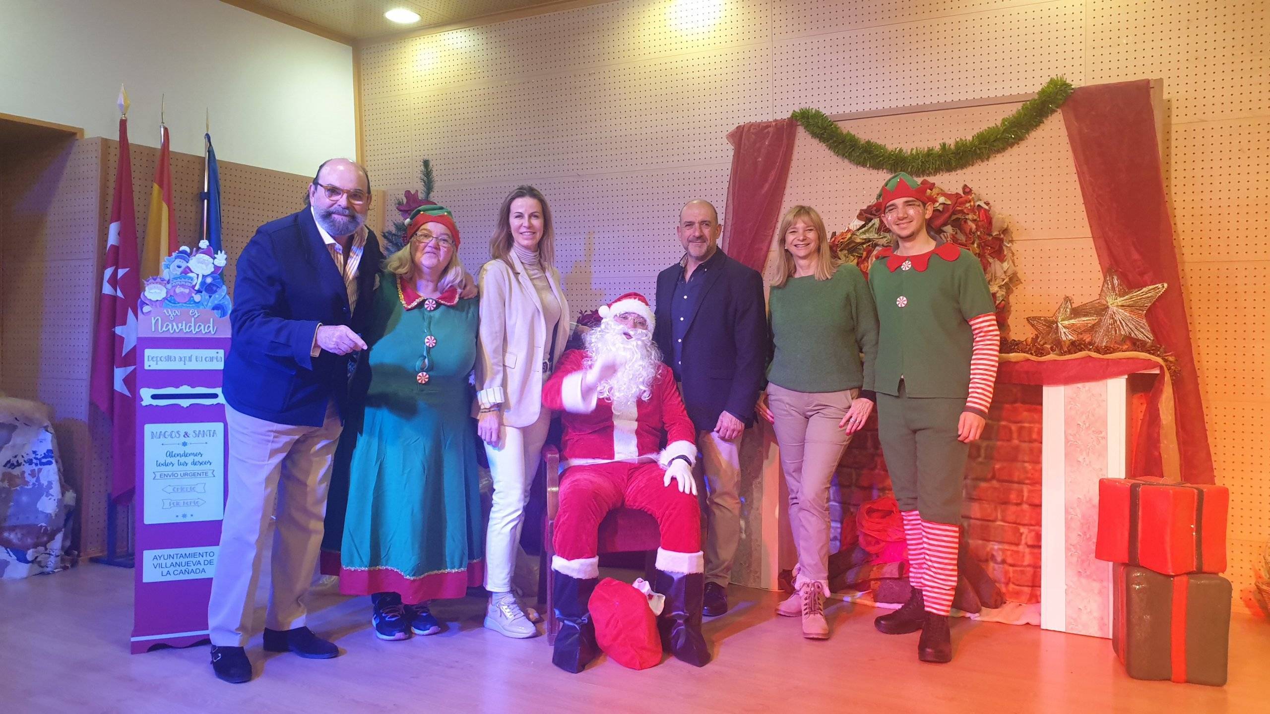 Concejales de la Corporación Municipal junto a Papá Noel y dos elfos.
