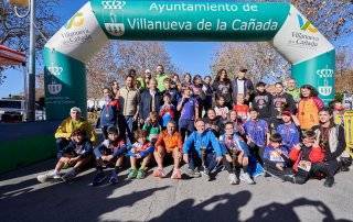 Foto de familia de la X Carrera de Navidad.