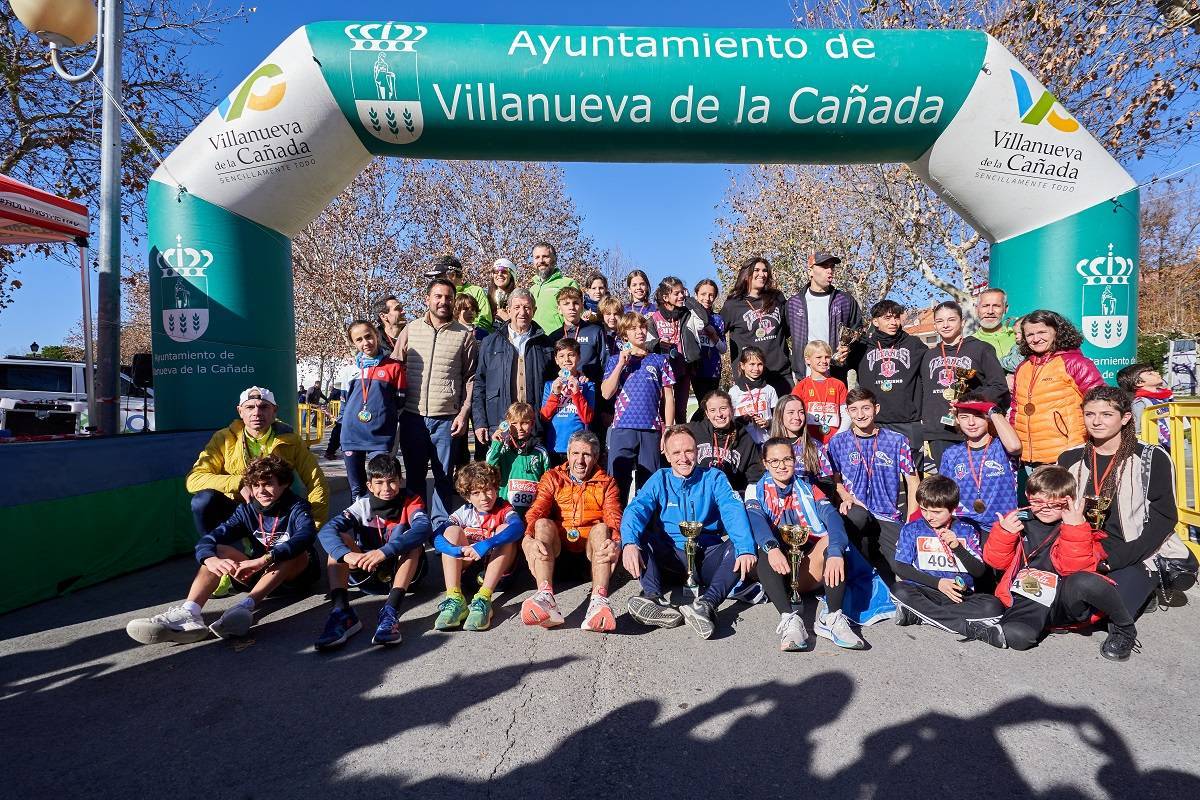 Foto de familia de la X Carrera de Navidad.