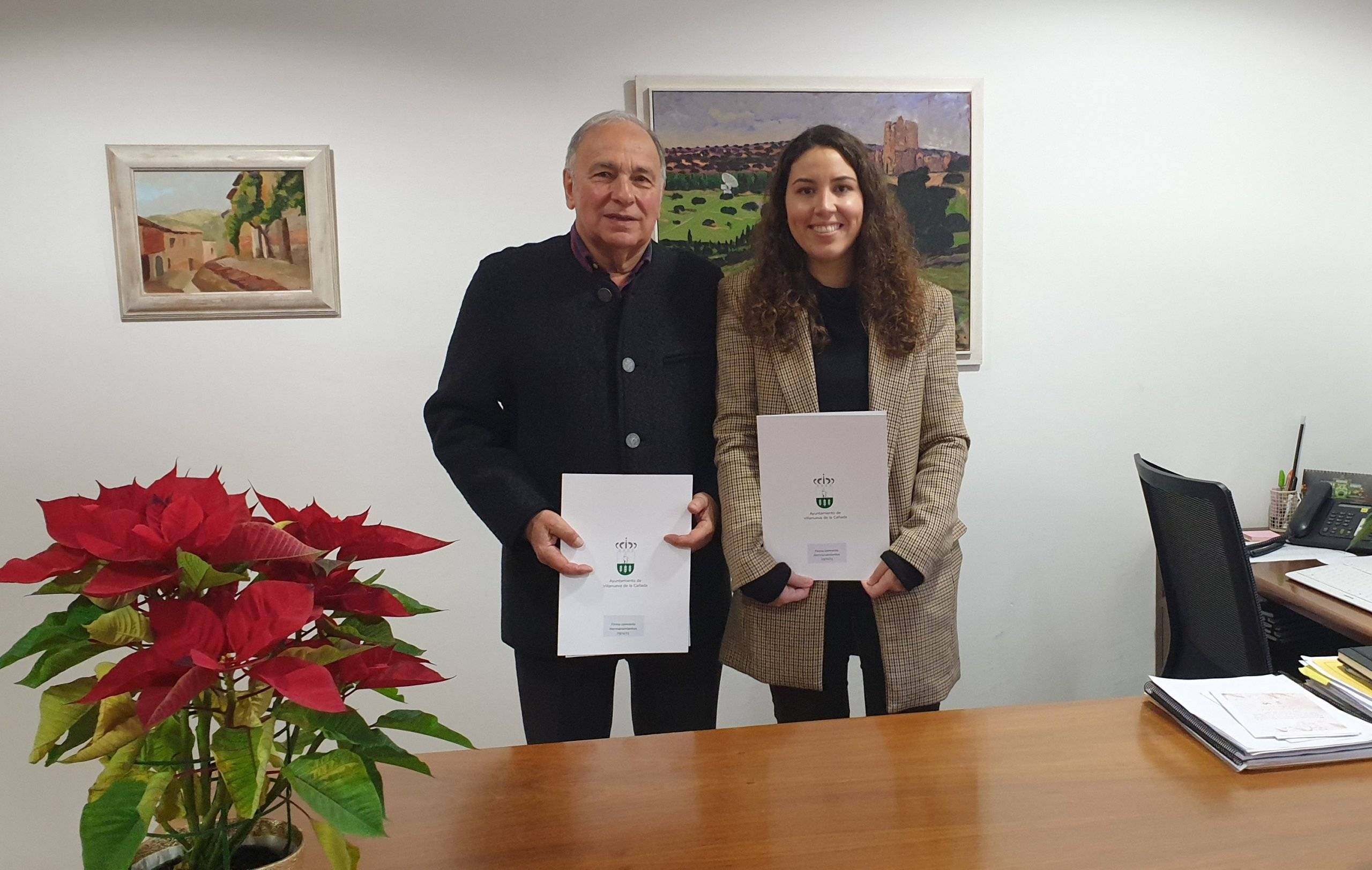 La concejala de Hermanamientos junto al presidente de la ACH posando con los convenios