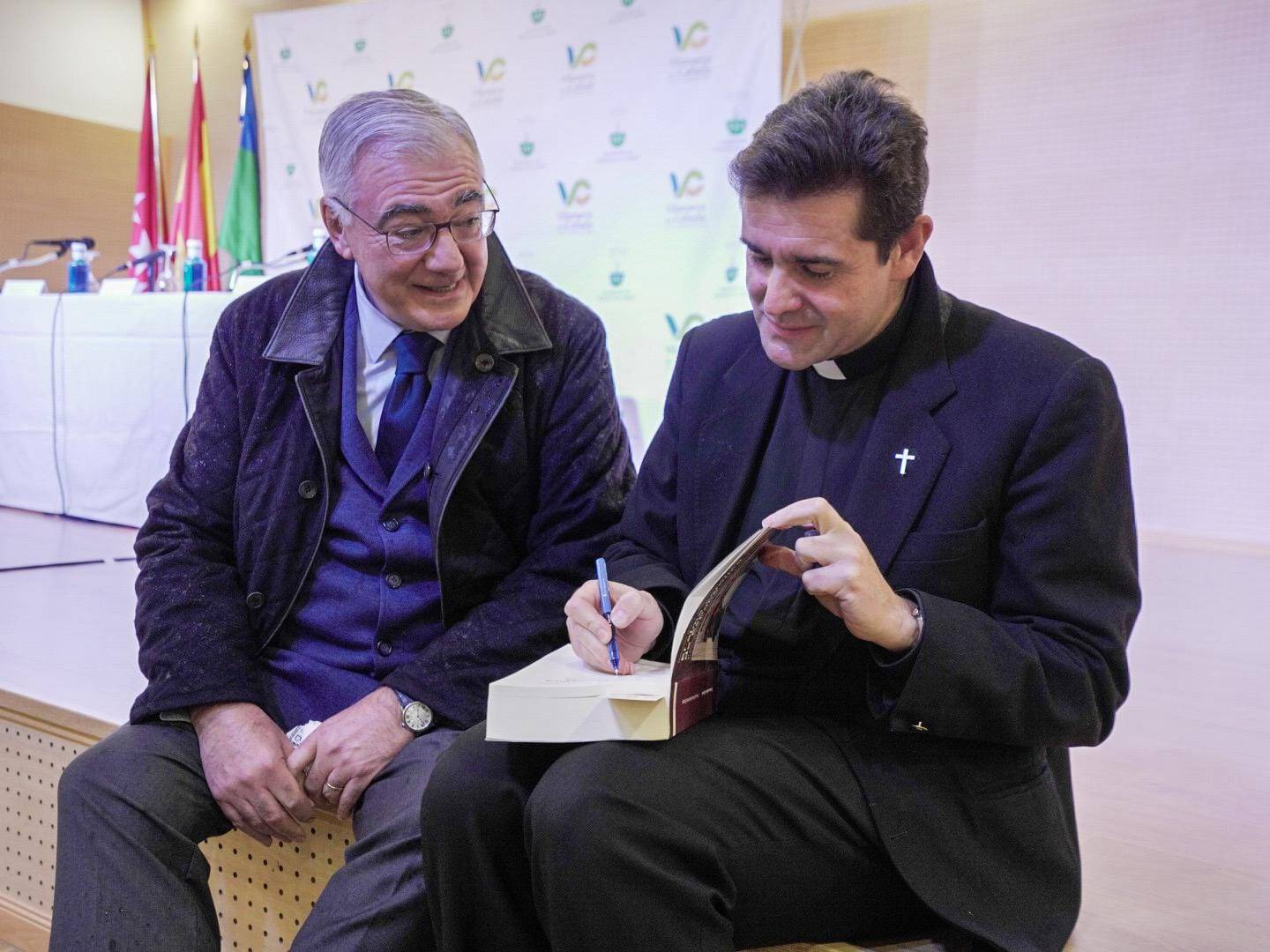 El autor firmando ejemplares de su obra