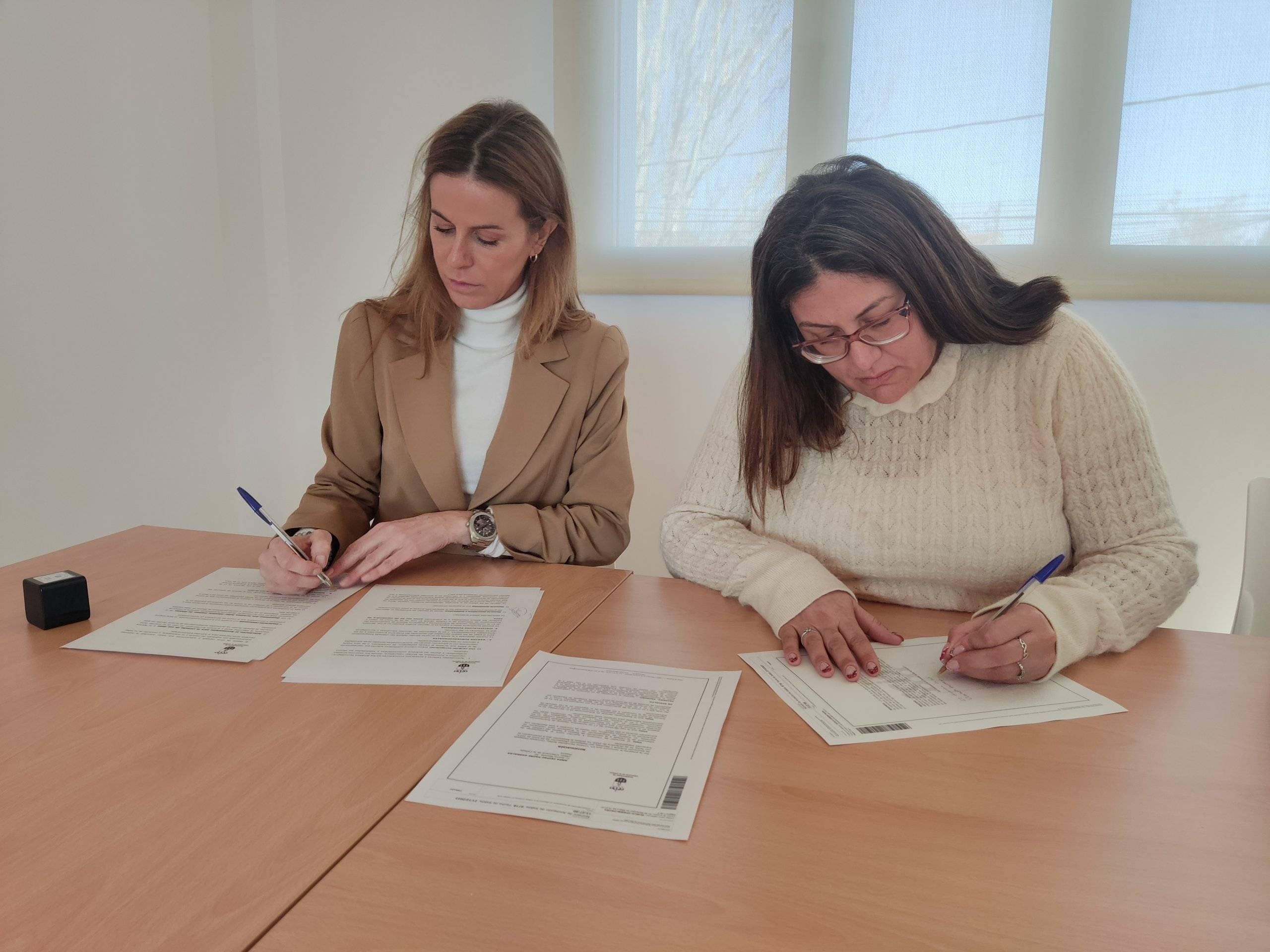 La concejala de Educación y la representante del AMPA del CEIPSO Padre Garralda durante la firma del convenio.