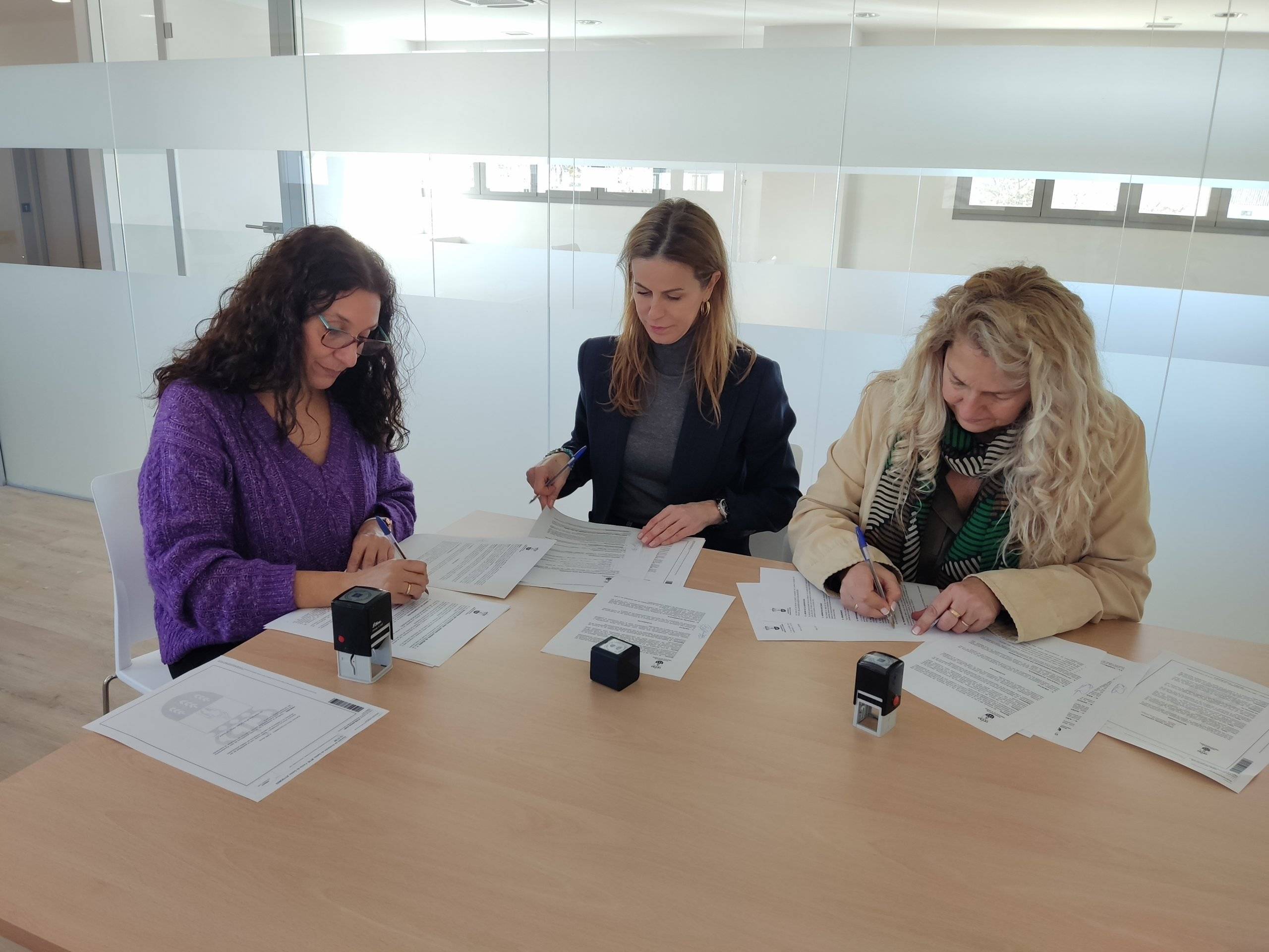 La concejala de Educación con las directoras del CEIPSO Padre Garralda y del IES Las Encinas firmando el convenio.