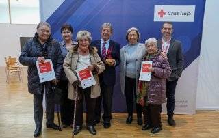 El alcalde y vecinas premiados posando con responsables de Cruz Roja.