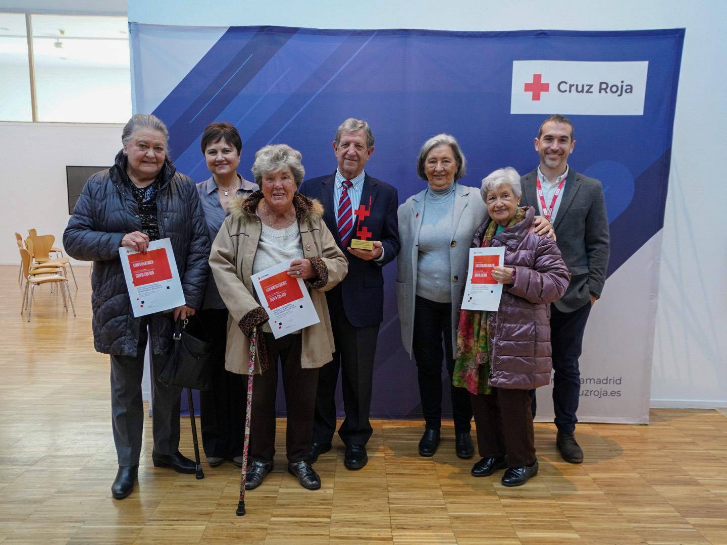 El alcalde y vecinas premiados posando con responsables de Cruz Roja.