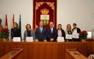 El alcalde y el concejal de Actividades Empresariales junto a los ganadores del XXI Concurso de Escaparatismo.