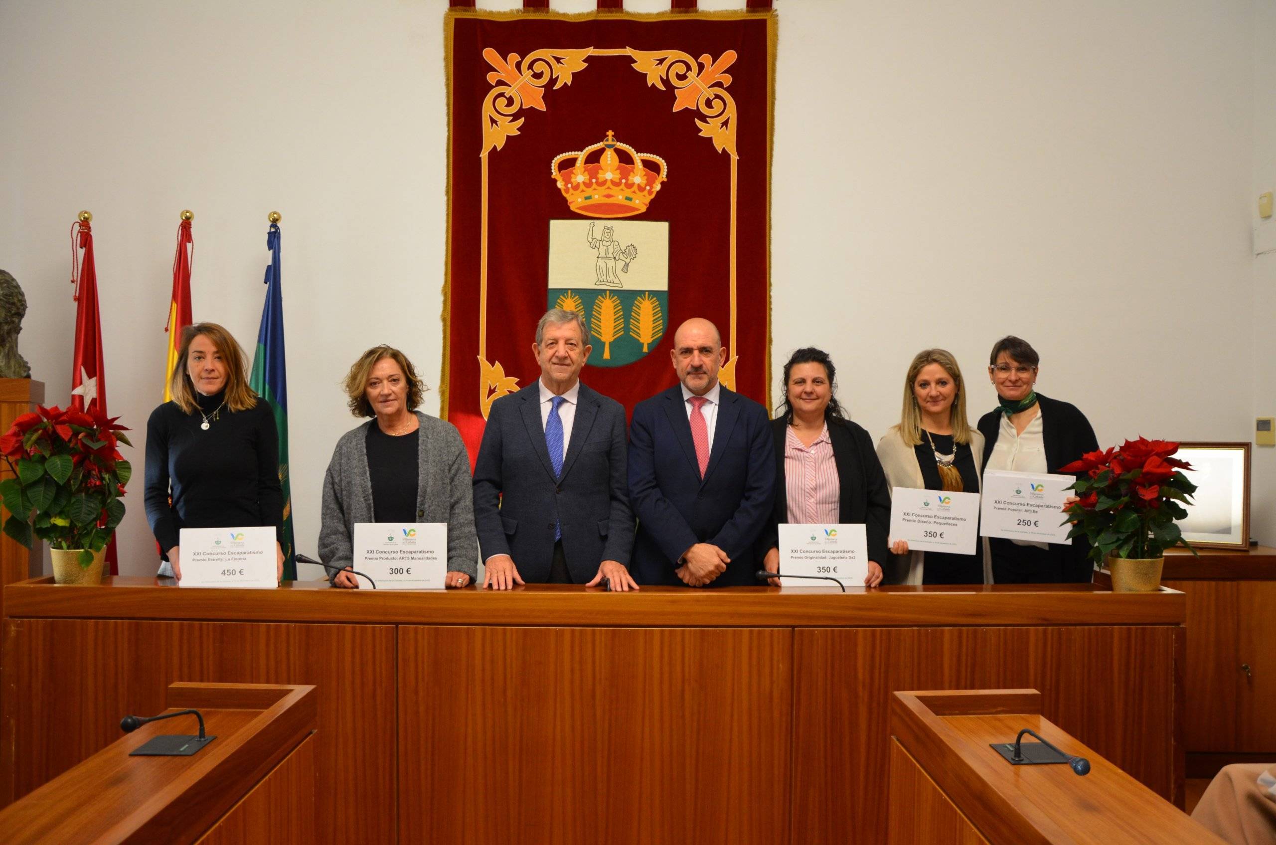 El alcalde y el concejal de Actividades Empresariales junto a los ganadores del XXI Concurso de Escaparatismo.