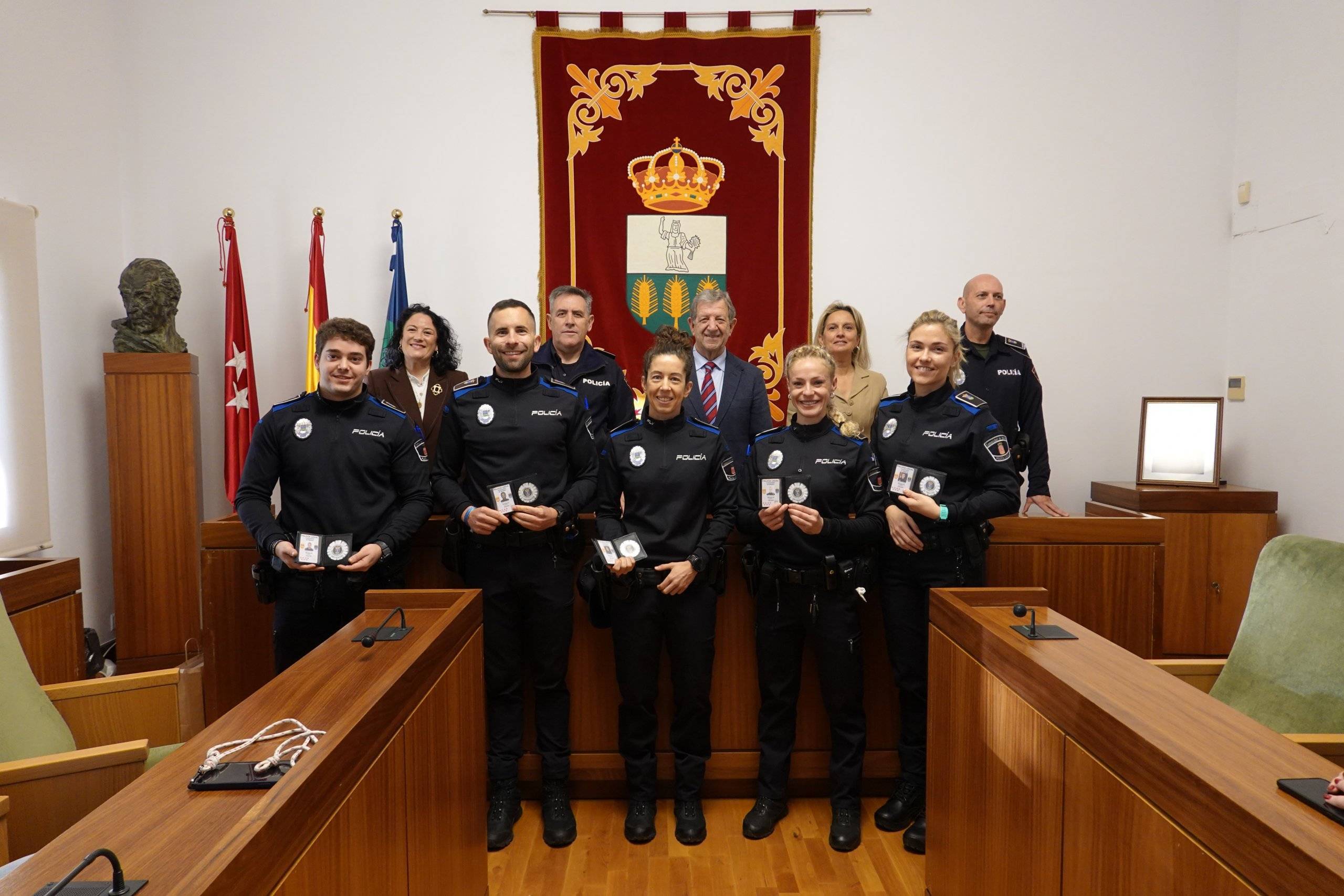 Foto de familia de la toma de posesión de los 5 nuevos Policías Locales.