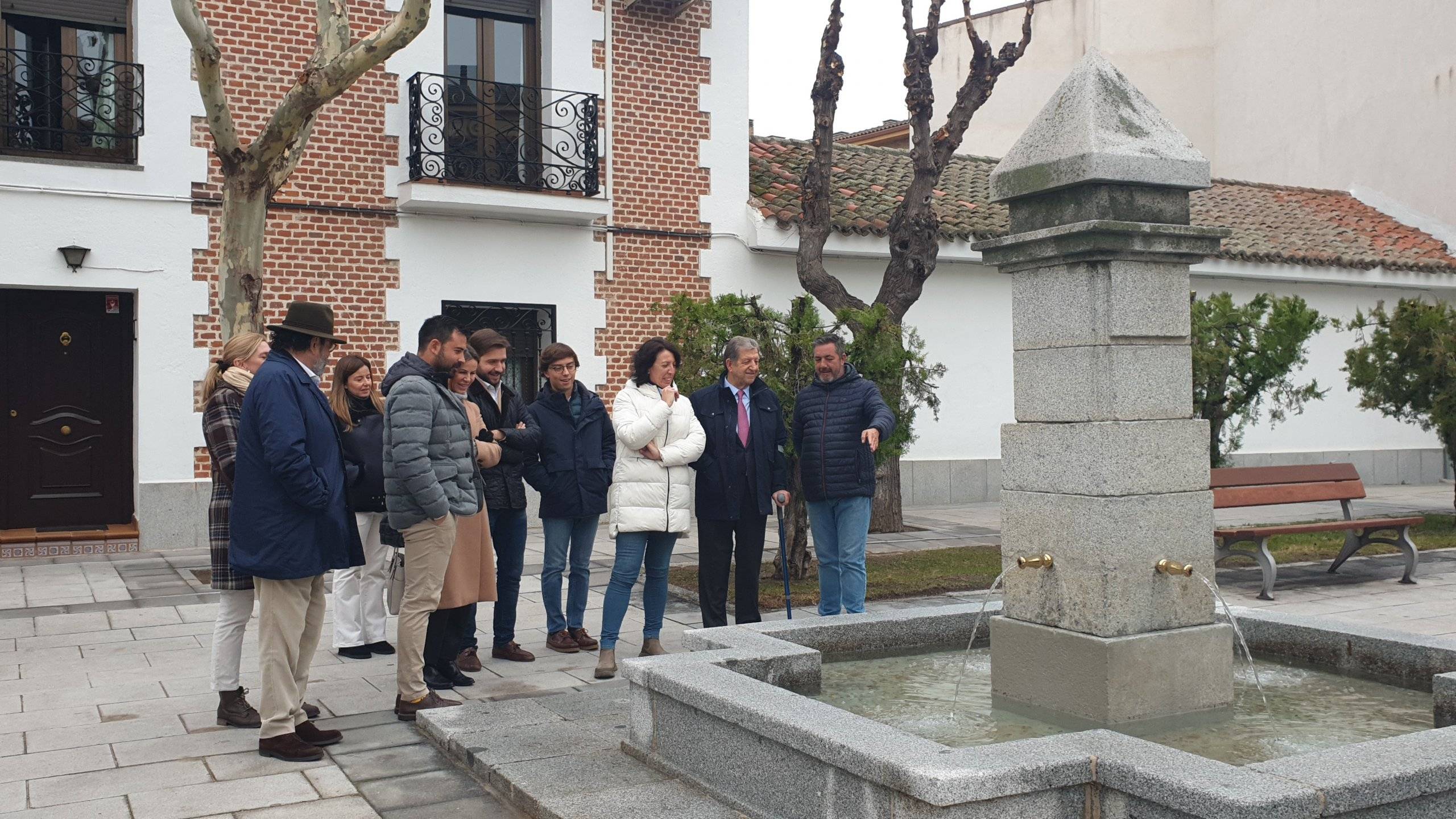 Imagen de la visita a la fuente de la plaza de la Constitución.