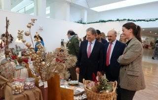 Autoridades visitando uno de los puestos participantes.